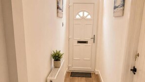 Unclassified image, 2 of 17, button - 4 Bedroom House Sleeps 7 -free Parking -co-op Live (Manchester)