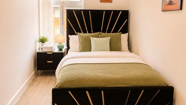 4 bedrooms, iron/ironing board, free WiFi, bed sheets - 4 Bedroom House Sleeps 7 -free Parking -co-op Live (Manchester)