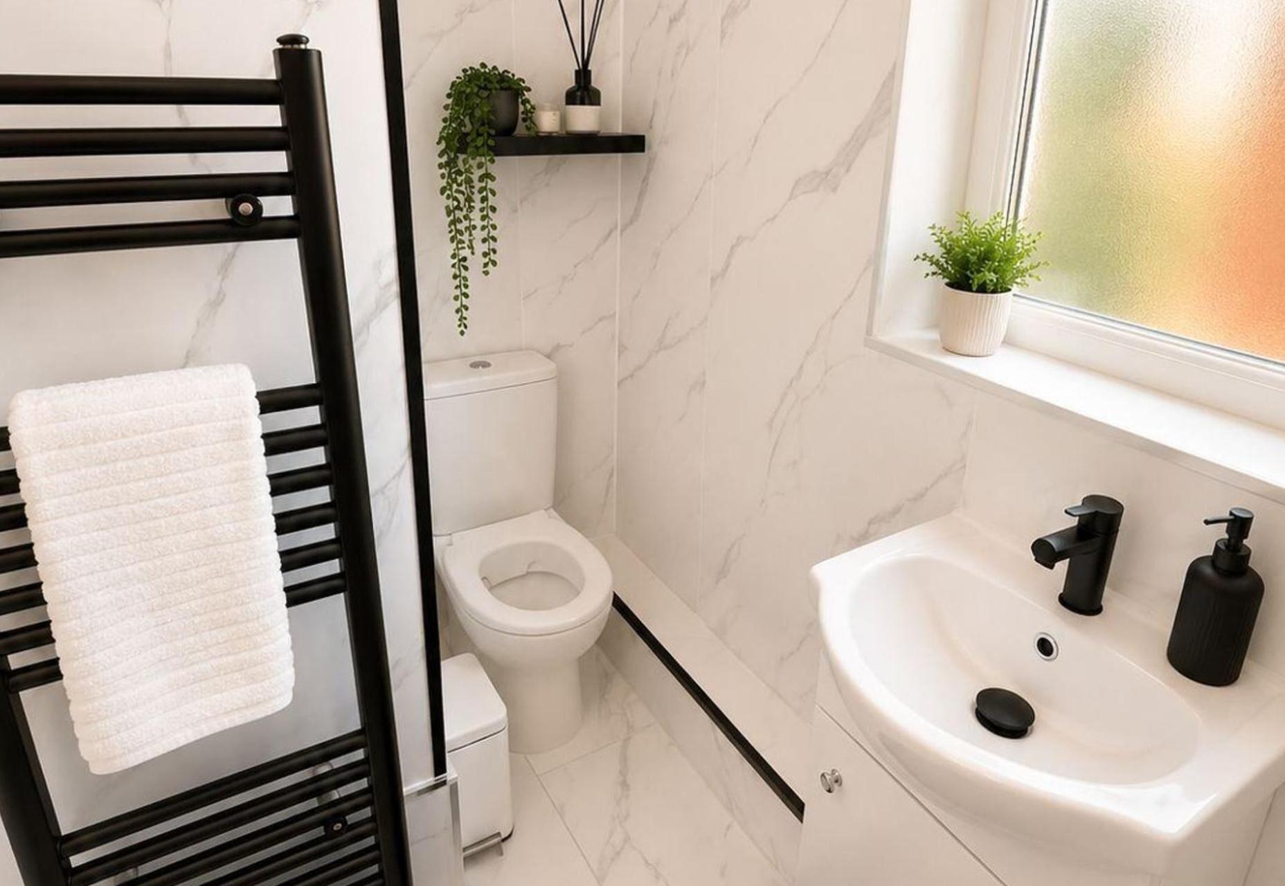 Bañera y ducha independientes, bañera profunda y secador de pelo