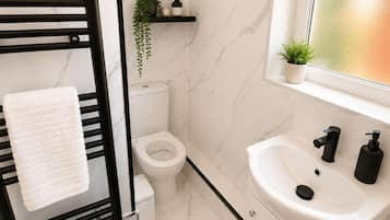 Bañera y ducha independientes, bañera profunda y secador de pelo