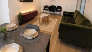 Living area - 4 Bedroom House Sleeps 7 -free Parking -co-op Live (Manchester)