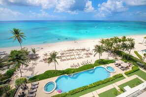 Ein Resort mit Pool, Strand und Meerblick.