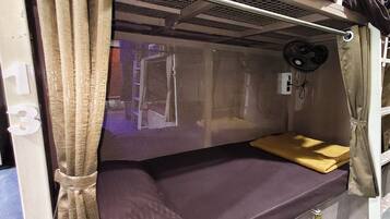 Dormitorio compartido clásico | Wifi gratis y ropa de cama