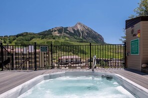 Bañera de hidromasaje al aire libre