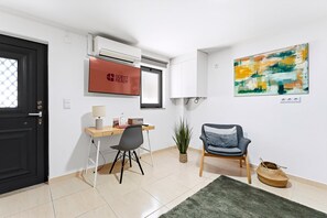Studio (Studio Apartment) | Meja, ruang kerja komputer riba, seterika/papan seterika, Wi-fi percuma 