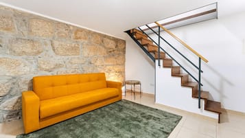 Estudio (Studio Apartment) | Escritorio y espacio para trabajar con un portátil