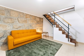 Studio (Studio Apartment) | Desk, laptop workspace, iron/ironing board, WiFi (free) - Guestready - Courtyard Apartments (Porto)