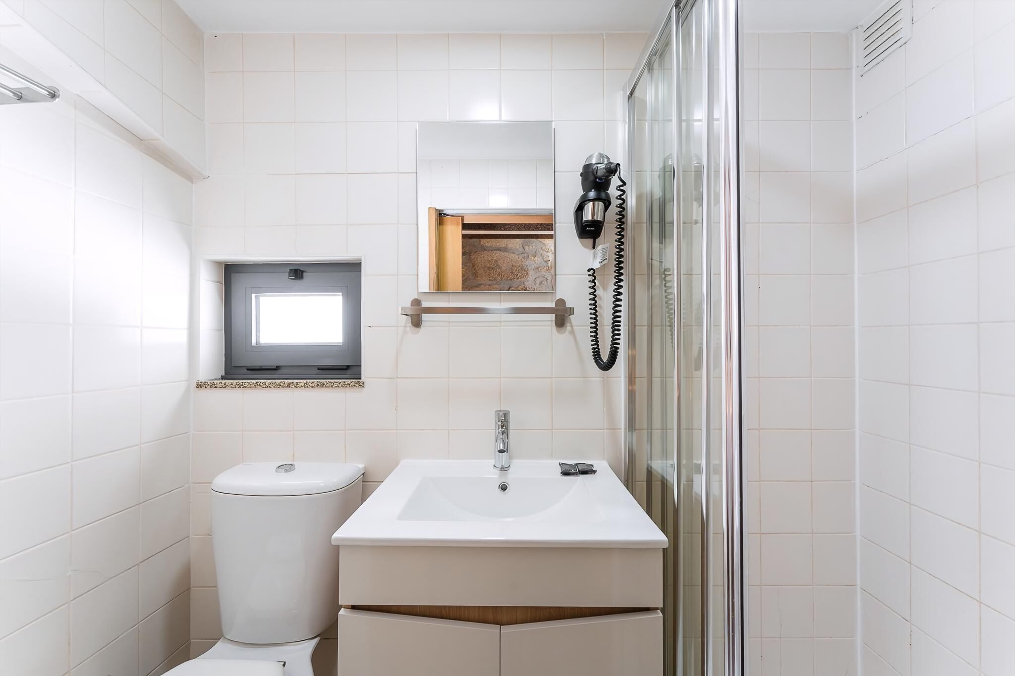 Estudio (Family Studio) | Baño | Regadera, secadora de cabello, toallas, jabón 