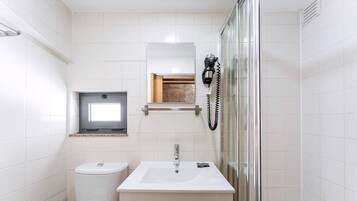 Estudio (Family Studio) | Baño | Ducha, secador de pelo, toallas y jabón