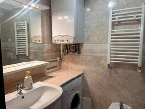 Dusche, Haartrockner, Bidet, Handtücher