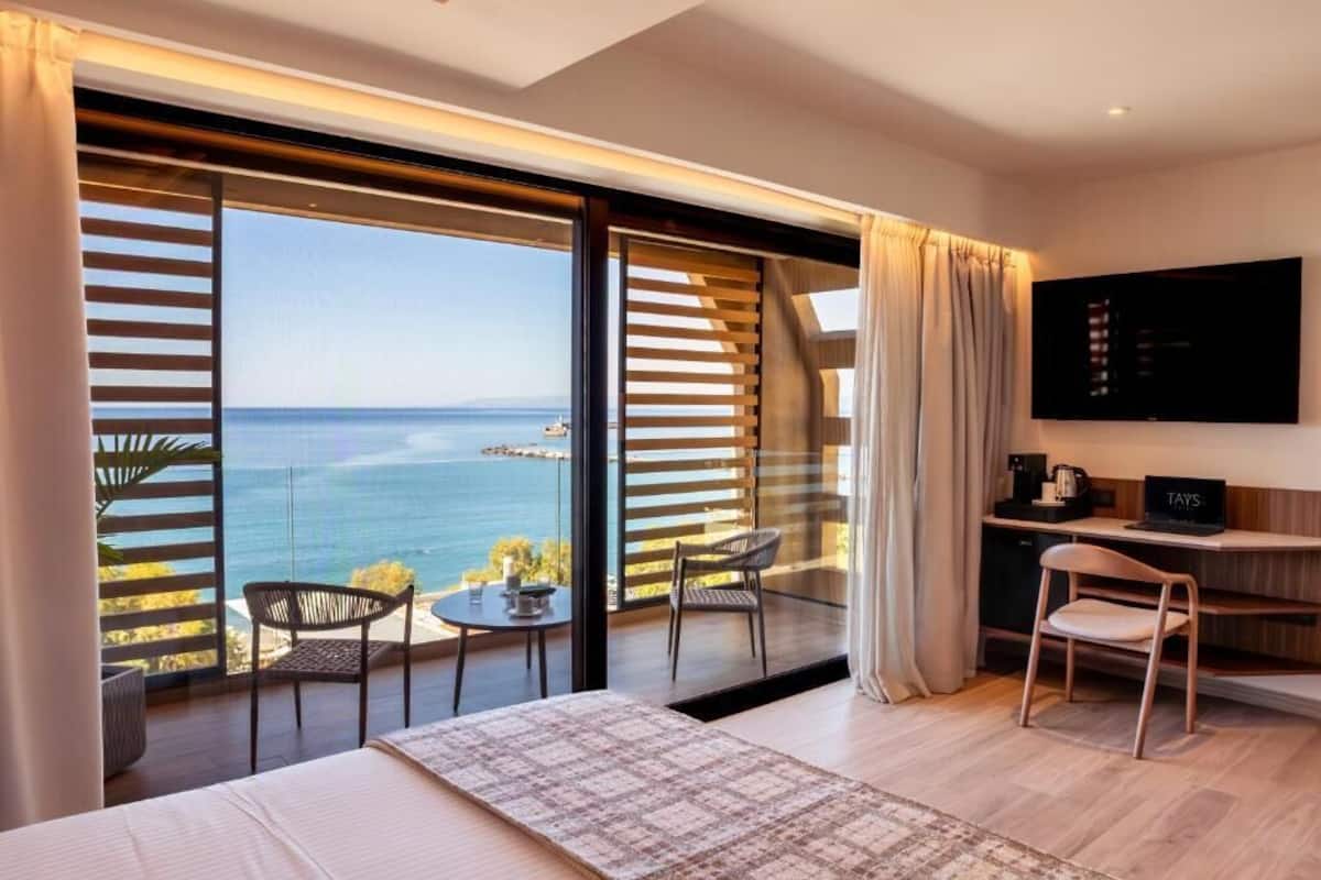 Suite junior, hidromasaje, vista al mar | Minibar, caja de seguridad en la habitación y escritorio