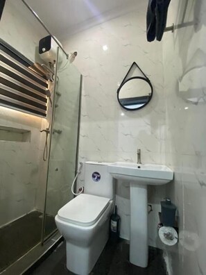 Appartement | Badkamer | Een douche, gratis toiletartikelen, handdoeken, shampoo