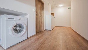 Une buanderie équipée d’un lave-linge et d’un réfrigérateur.
