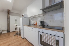 Refrigerador, microondas, horno, placa de cocina