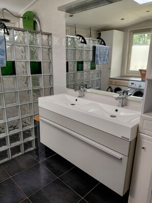 Bathroom - Charming 4-bedroom cottage in beautiful Baarle-Nassau with AC & Pipo wagen (Baarle-Nassau)