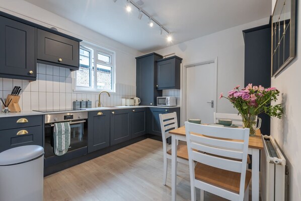 House - Stylish 2BD With Designer Kitchen Near Kensal Rise (London)