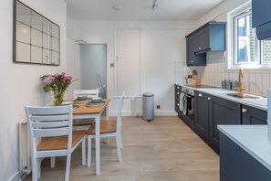 House - Stylish 2BD With Designer Kitchen Near Kensal Rise (London)