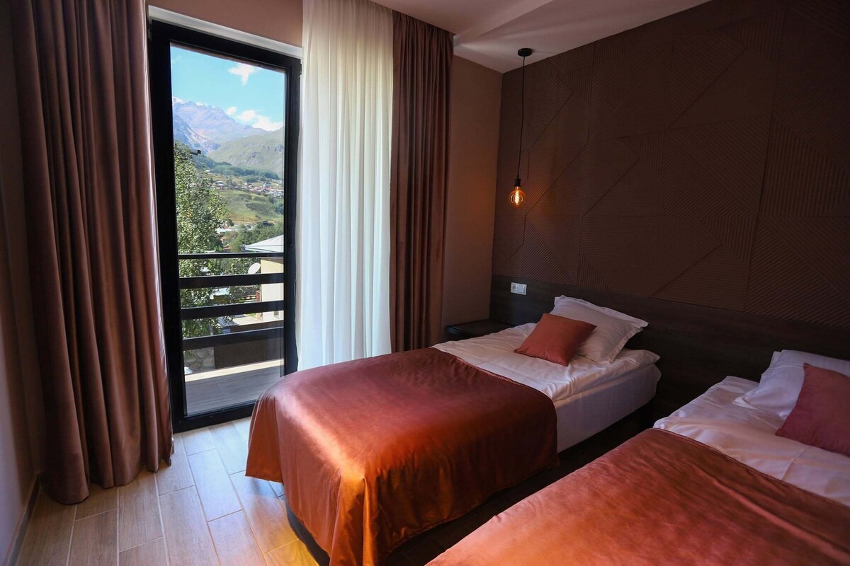 Habitación Deluxe con 2 camas individuales, balcón, vistas a la montaña | Wifi gratis y ropa de cama