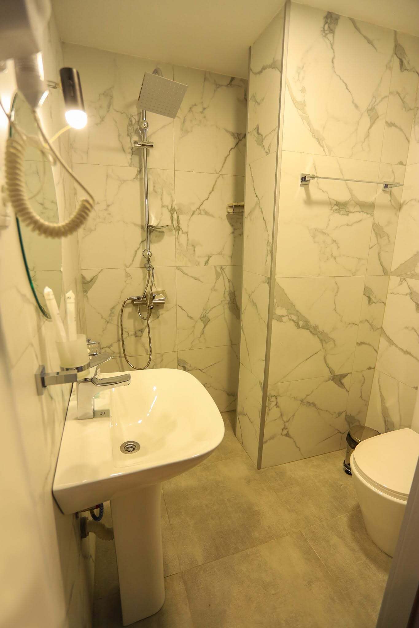 Deluxe Twin Room, Balcony, Mountain View | Bathroom