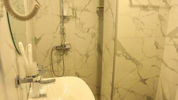 Deluxe Twin Room, Balcony, Mountain View | Bathroom