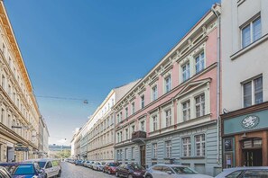 A street view with buildings, parked cars, and a clear sky. - Andel,Smichov Flat, Fresh Bath, portable AC (Praha 5)
