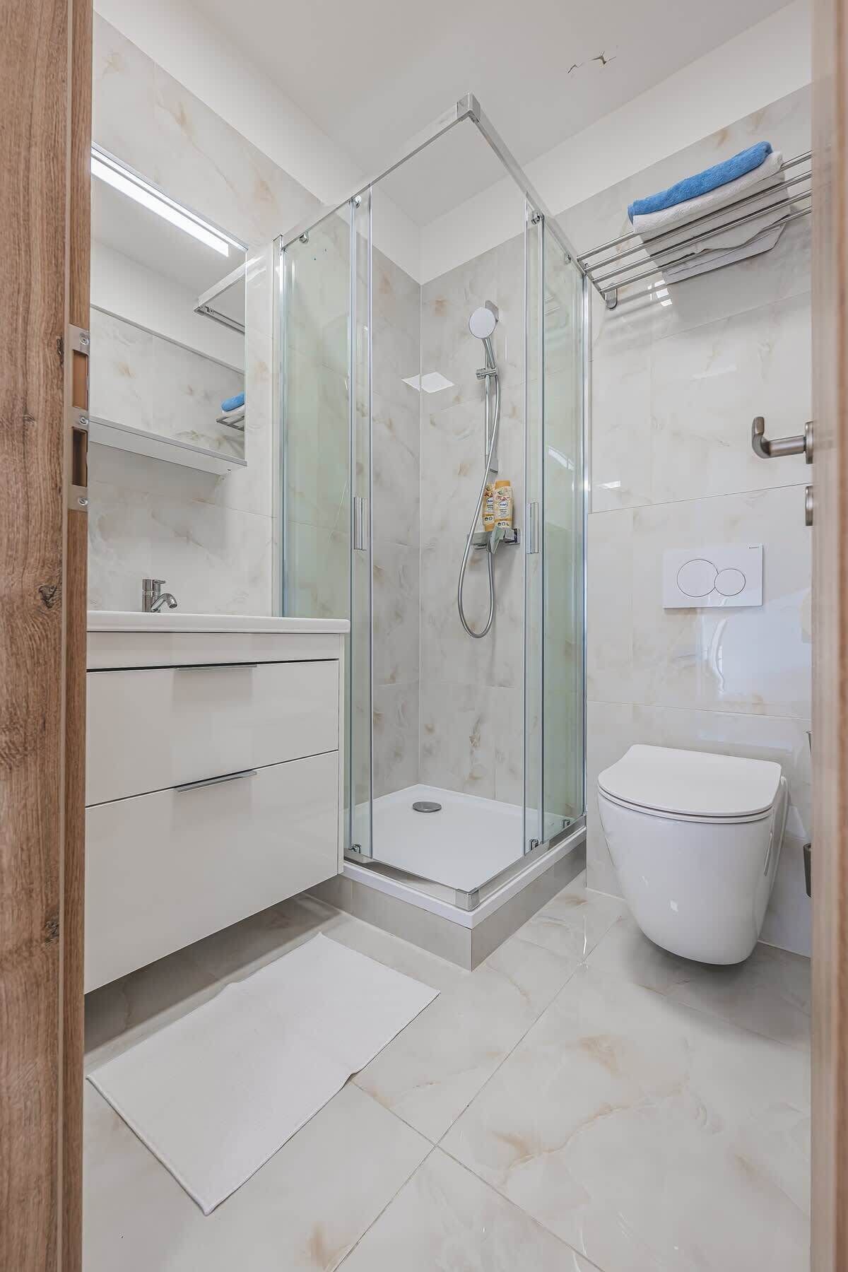 Douche, sèche-cheveux, shampoing