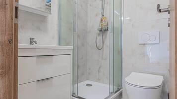 Douche, sèche-cheveux, shampoing