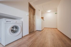Ein Waschraum mit Waschmaschine und Kühlschrank.