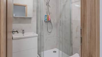Douche, sèche-cheveux, shampoing