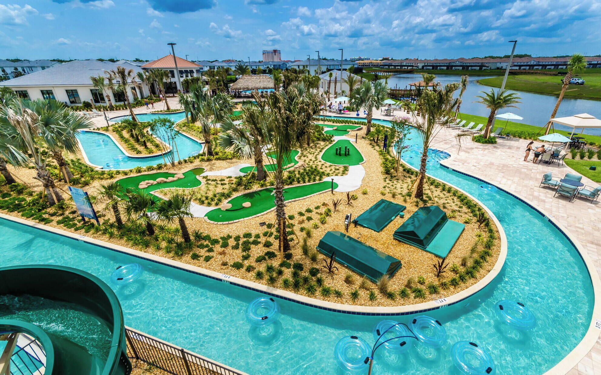 Een resort met een groot zwembad, een midgetgolfbaan en uitzicht op de omgeving.