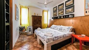 1 slaapkamer, een strijkplank/strijkijzer, wifi, beddengoed