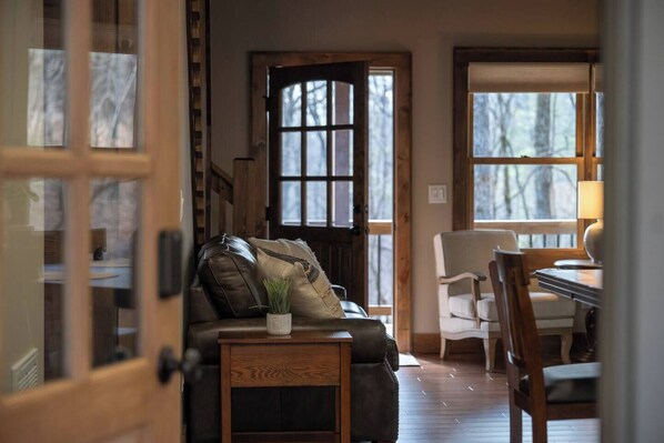 Smart TV, fireplace, books - Thyme Out | Hot Tub | 7 Minutes to Blue Ridge (Blue Ridge)