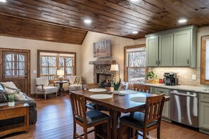 Dining - Thyme Out | Hot Tub | 7 Minutes to Blue Ridge (Blue Ridge)