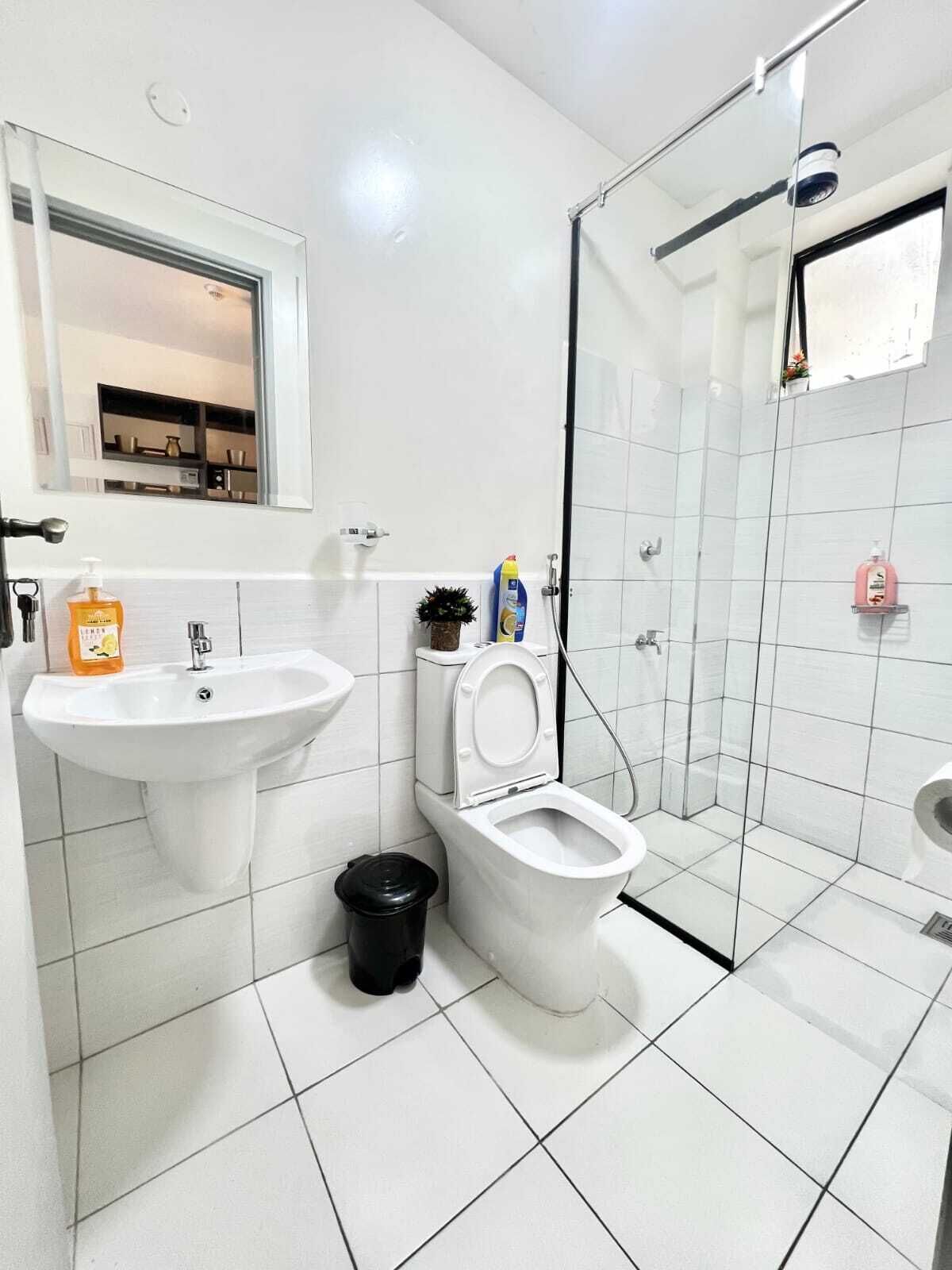 Toallas, jabón, papel de baño 