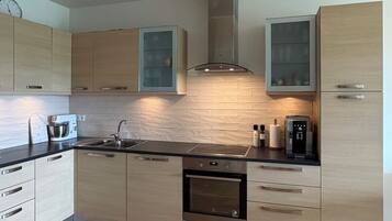 Fridge, oven, stovetop, dishwasher