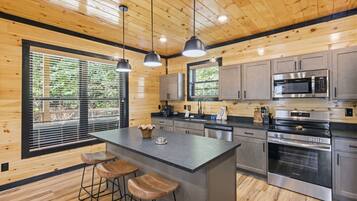 Cabin, 3 Bedrooms | Private kitchen