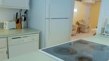 House, 5 Bedrooms | Private kitchen | Coffee/tea maker, fridge, oven, toaster