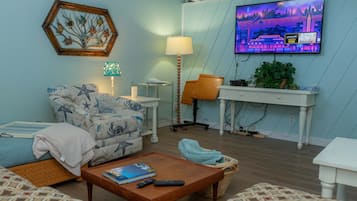 House, 5 Bedrooms | Living area