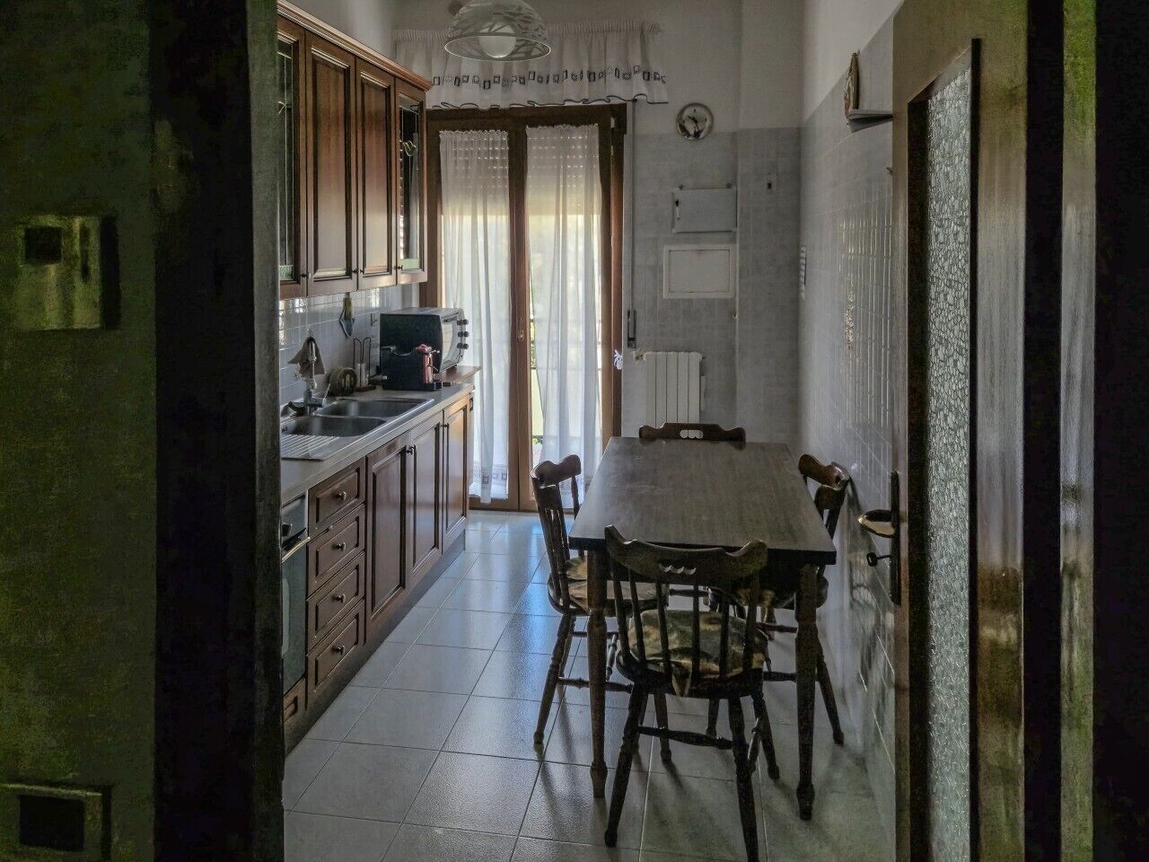 Cafetera y tetera, refrigerador, horno y parrilla de estufa 
