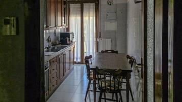 Cafetera y tetera, refrigerador, horno y parrilla de estufa