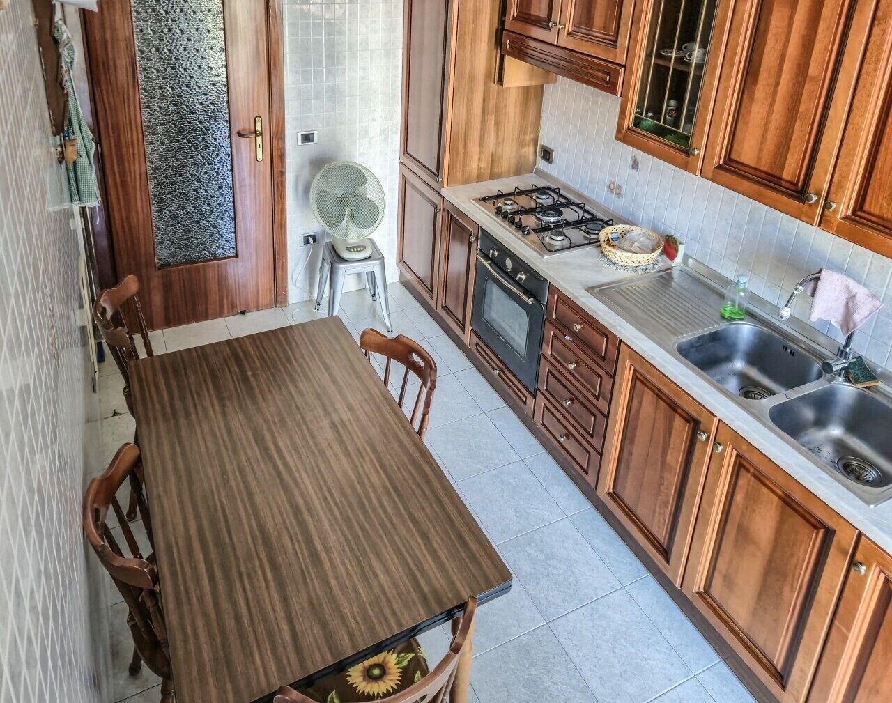 Coffee/tea maker, fridge, oven, stovetop