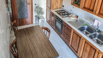 Coffee/tea maker, fridge, oven, stovetop