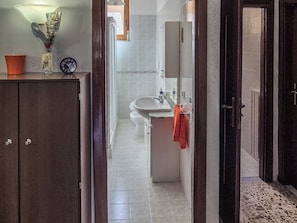 Appartamento, balcone, vista città | Bagno