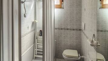 Apartment, Balkon, Stadtblick | Badezimmer