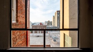 A view through a window with a brick wall and a building in the background. - King Ensuite - Best Rest in San Francisco (San Francisco)