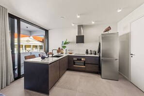 Wasserkocher mit Kaffee-/Teezubehör, Kühlschrank, Ofen, Herdplatte