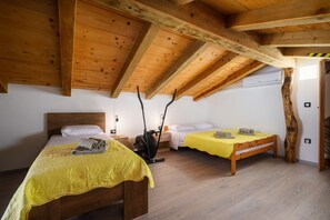 A bedroom with two beds, wooden beams, a ceiling fan, and a staircase. - Casa Rosina in Šestani - Haus für 4-5 Personen (Zarecje)