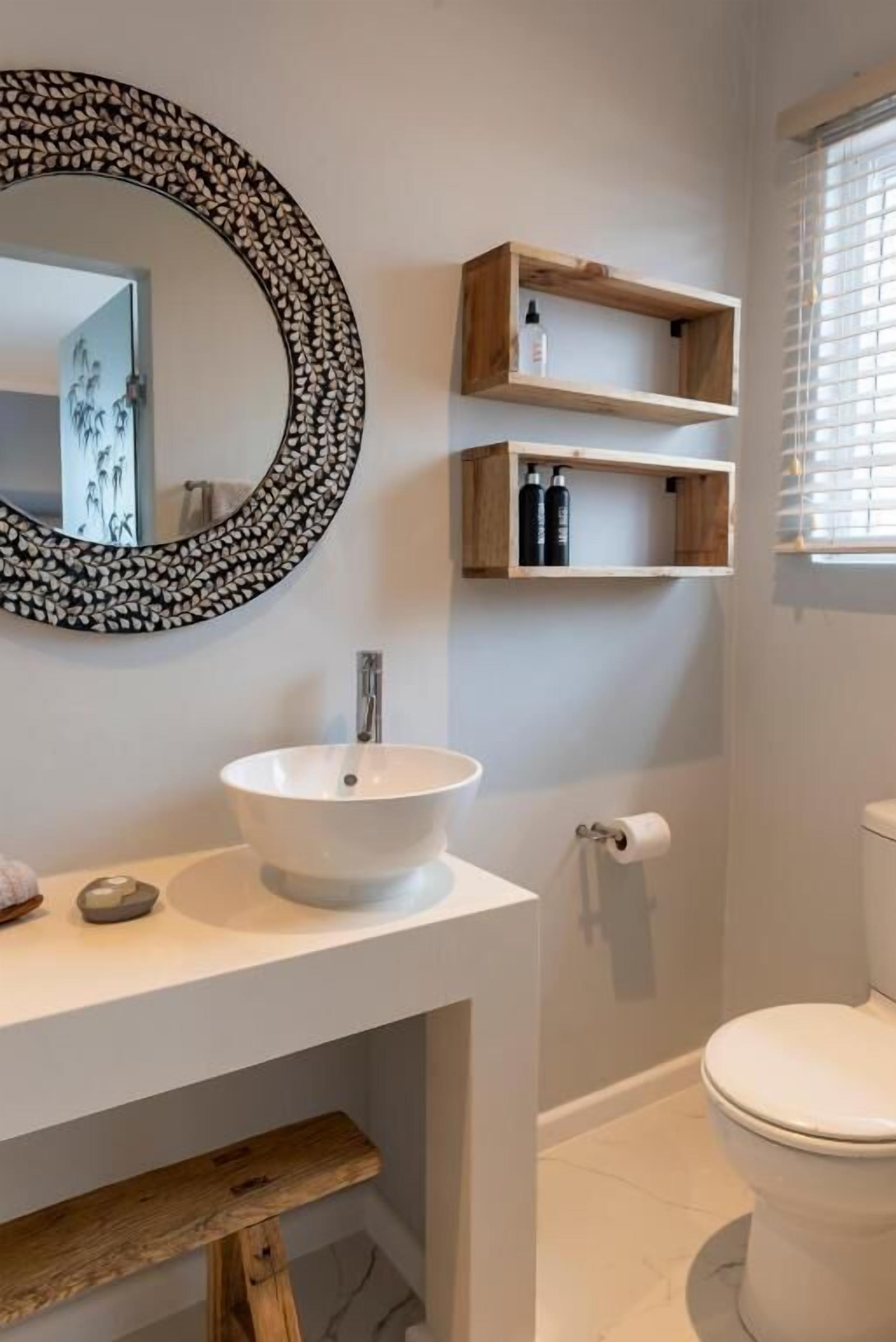 Familiekamer, terras, uitzicht op tuin | Badkamer | Een douche, gratis toiletartikelen, een haardroger, handdoeken