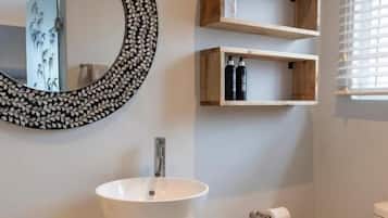 Familiekamer, terras, uitzicht op tuin | Badkamer | Een douche, gratis toiletartikelen, een haardroger, handdoeken