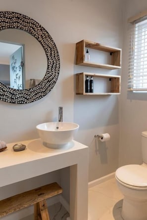 Habitación familiar, patio, vistas al jardín | Baño | Ducha, artículos de higiene personal gratuitos y secador de pelo